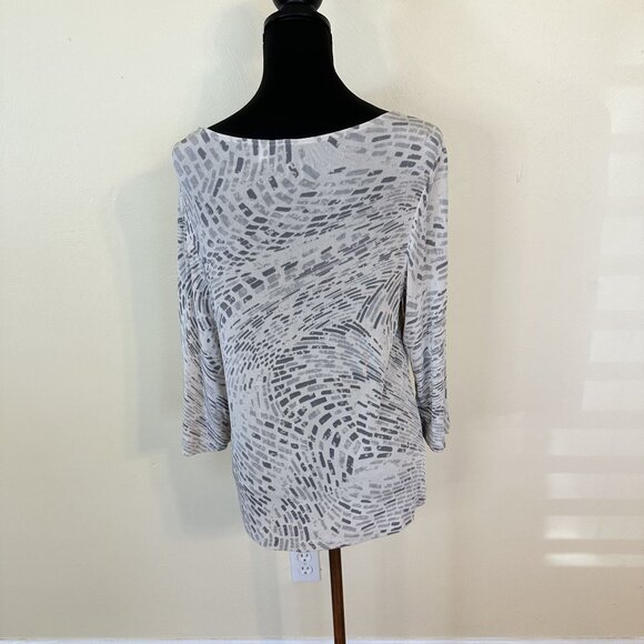 Chicos Travelers Abstract Print Womens 3/4 Sleeve Top Size 1X Grey White Slinky - Picture 2 of 8